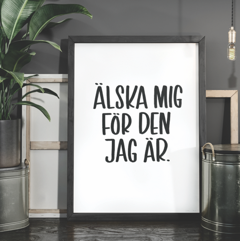 Poster med handskriven text Älska mig för den jag är. 