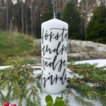 En vitt blockljus handmålat med första andra tredje fjärde. Handmålat adventsljus