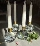 Fyra adventsljusstakar av solida kristallklot, handgraverade och handmålade med orden första, andra, tredje och fjärde. 