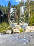 Två handgraverade champagneglas med orden herr och fru graverat