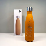 Senapsgul vattenflaska i rostfritt stål från Sagaform, med graverat namn Karin