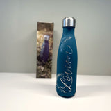 En mörkblå vattenflaska från Sagaform graverad med namned Lovisa och palmbad