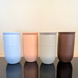 Termosmuggar i olika färger, i ljusblå, rosa, ljusgrå och brun