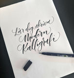 Bild av ett vitt papper med svart text Lär dig skriva modern kalligrafi, för kurser som hålls i Stockholm och online. 
