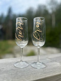 Två champagneglas med graverade ord herr och fru i guld