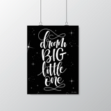 En svart poster affisch med vit text som lyder Dream BIG little one i modern kalligrafi. I bakgrunden syns små vita stjärnor. 