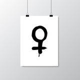 Kvinnosymbolen målad för hand med pensel på papper, där bläcken rinner och symboliserar den feministiska kampen.  