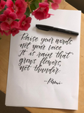 Handskriven dikt av Rumi. Raise your words, not your voice. It is rain that grows flowers, not thunder. Skriven i kalligrafi med penselpenna, röda blommor i förgrunden. 