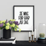 En handskriven poster med orden Se mig för här är jag och där intäkterna går till Alla Kvinnors Hus. Handtextad av Karin Rosenquist-Schager